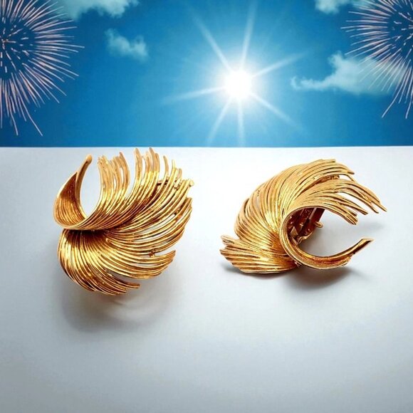 Authentic! Vintage Tiffany & Co 18k Yellow Gold Leaf Earrings - Picture 2 of 16